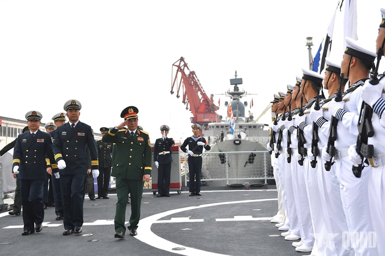 Đại tướng Phan Văn Giang duyệt đội danh dự trên Tàu 568 của Hải quân Trung Quốc. Ảnh: QĐND

