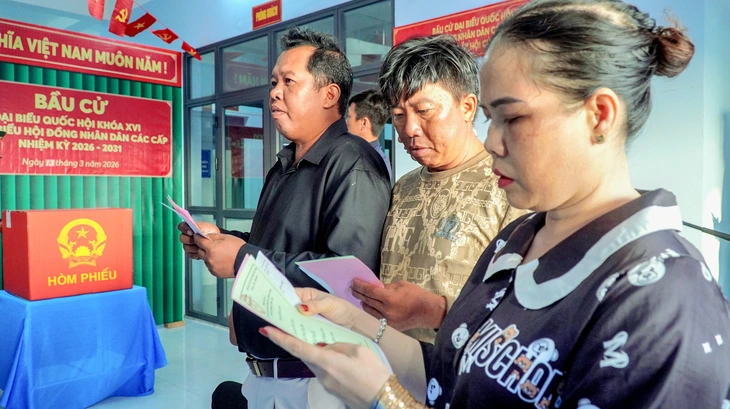 Các cử tri đảo Hòn Chuối nghiên cứu lựa ra các đại biểu đủ đức và tài giúp địa phương phát triển - Ảnh: THANH HUYỀN

