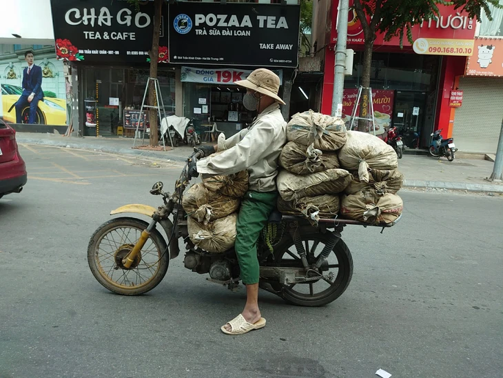 Xe máy cũ đi chuyển trên đường phố Hà Nội - Ảnh: NAM TRẦN

