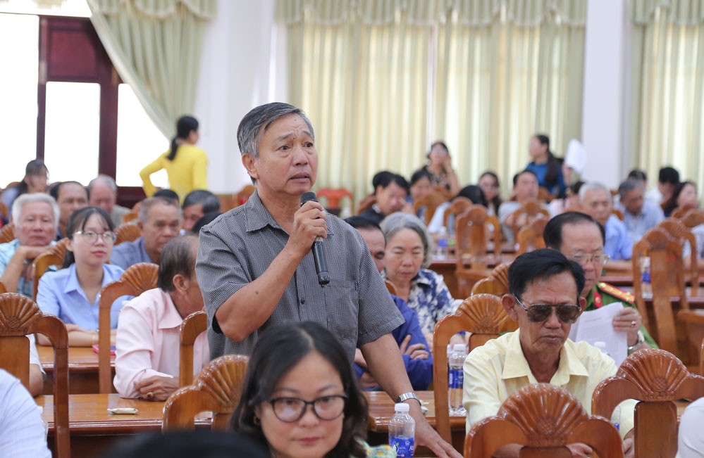 Cử tri nêu ý kiến tại buổi tiếp xúc.