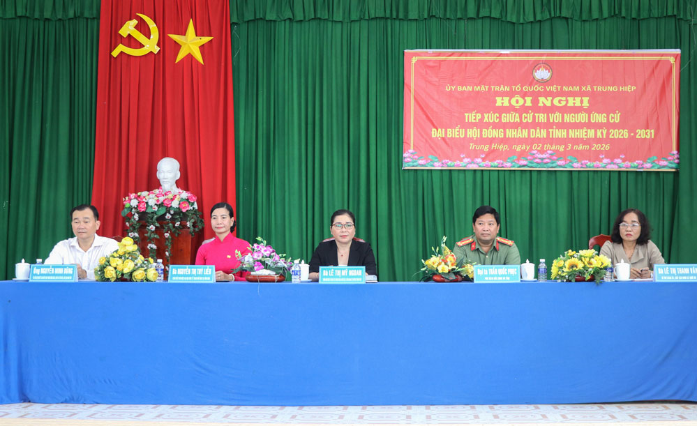 Các ứng cử viên đại biểu HĐND nhiệm kỳ 2026–2031 đơn vị bầu cử số 3 tiếp xúc cử tri xã Trung Hiệp tại Trung tâm văn hóa ấp 8 (xã Trung Hiệp).