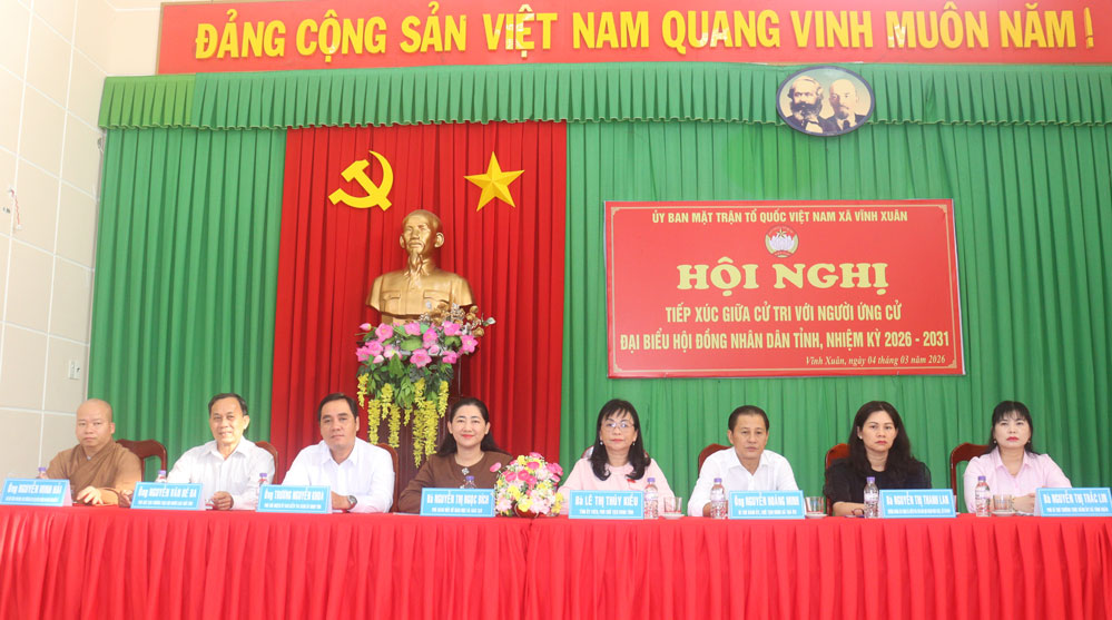 Các ứng cử viên đại biểu HĐND tỉnh nhiệm kỳ 2026 - 2031 đơn vị bầu cử số 4 tiếp xúc cử tri vận động bầu cử tại xã Vĩnh Xuân.