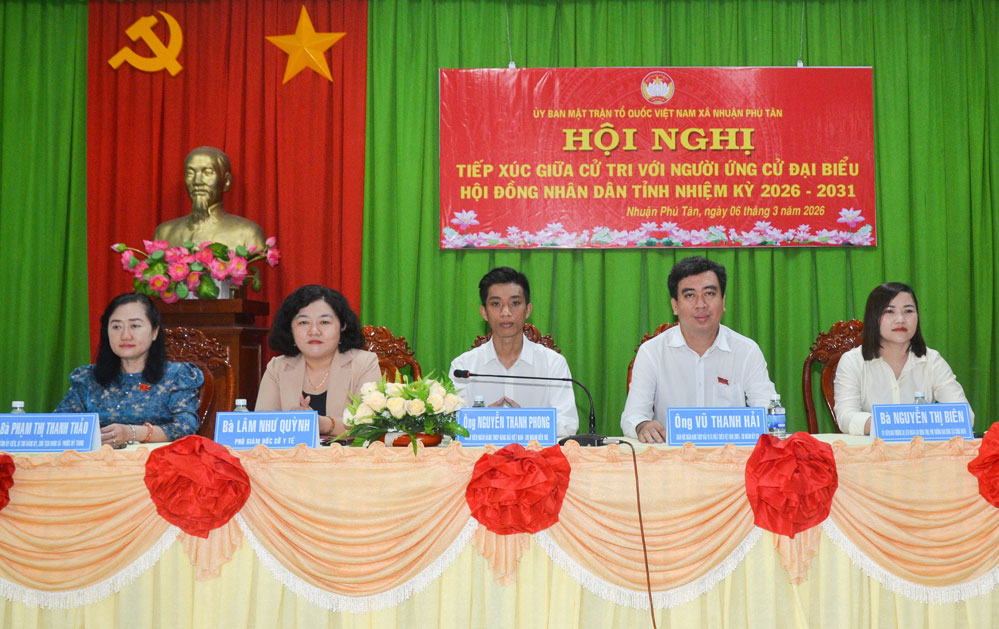 Các ứng cử viên đơn vị bầu cử số 18 tiếp xúc cử tri xã Nhuận Phú Tân. Ảnh: Tr. Quốc.