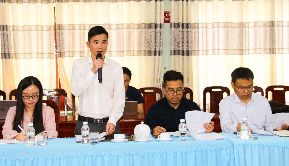 Đại diện công ty Phước Thuận và Đức Thuận báo cáo tại cuộc họp.