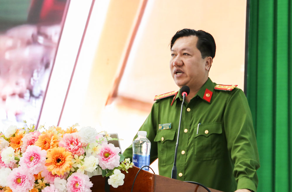 Đại tá Nguyễn Văn Hạnh- Phó Giám đốc Công an tỉnh tuyên truyền về đảm bảo an ninh, an toàn trật tự cho cuộc bầu cử ĐBQH khóa XVI và đại biểu HĐND các cấp.