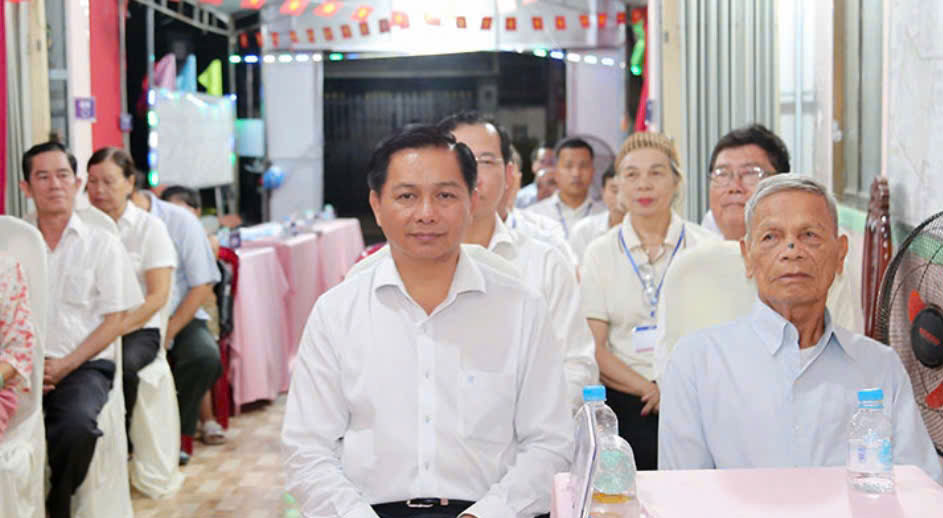 Đồng chí Trần Văn Lâu - Ủy viên Ban Chấp hành Trung ương Đảng, Bí thư Tỉnh ủy tham dự khai mạc bầu cử.