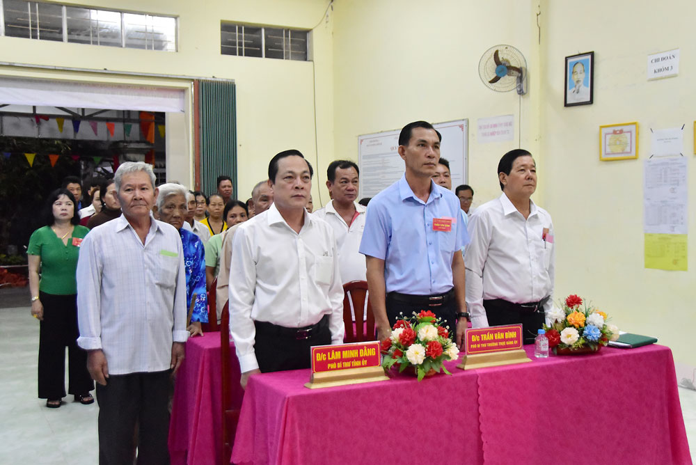 Phó Bí thư Tỉnh uỷ- Lâm Minh Đằng (thứ 2 từ trái sang) dự lễ khai mạc tại khu vực bỏ phiếu số 5 (phường Duyên Hải).