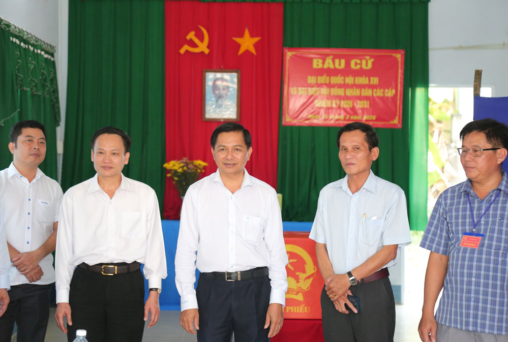 Đồng chí Trần Văn Lâu – Ủy viên Ban Chấp hành Trung ương Đảng, Bí thư Tỉnh ủy kiểm tra công tác bầu cử tại xã Hàm Giang.