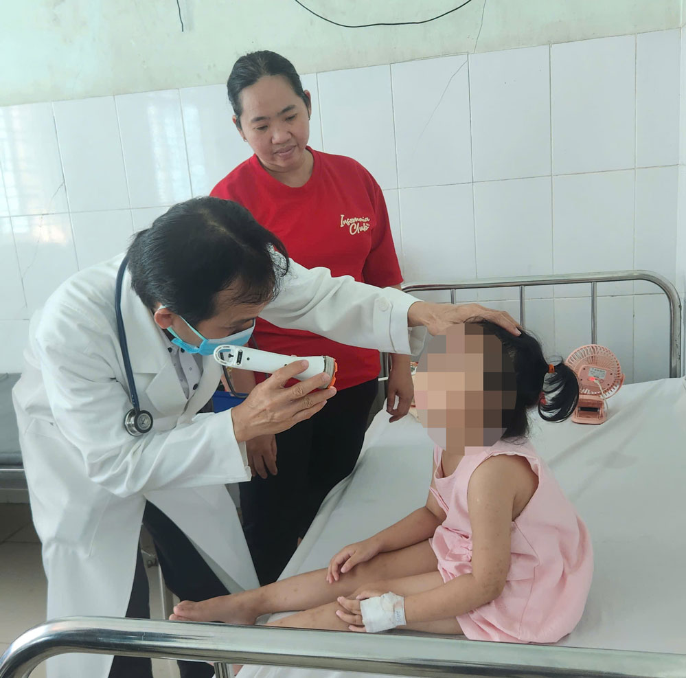 Trẻ em mắc bệnh tay chân miệng điều trị tại Khoa Nhi, Bệnh viện Đa khoa Vĩnh Long, chiều 26/3.