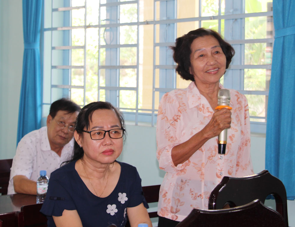 Cử tri nêu ý kiến tại buổi tiếp xúc.