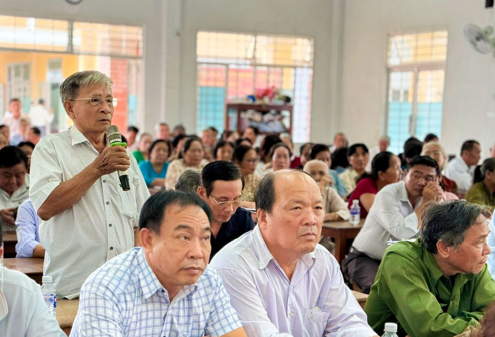 Cử tri bày tỏ nguyện vọng đến các ứng cử viên tại xã Phước Long.