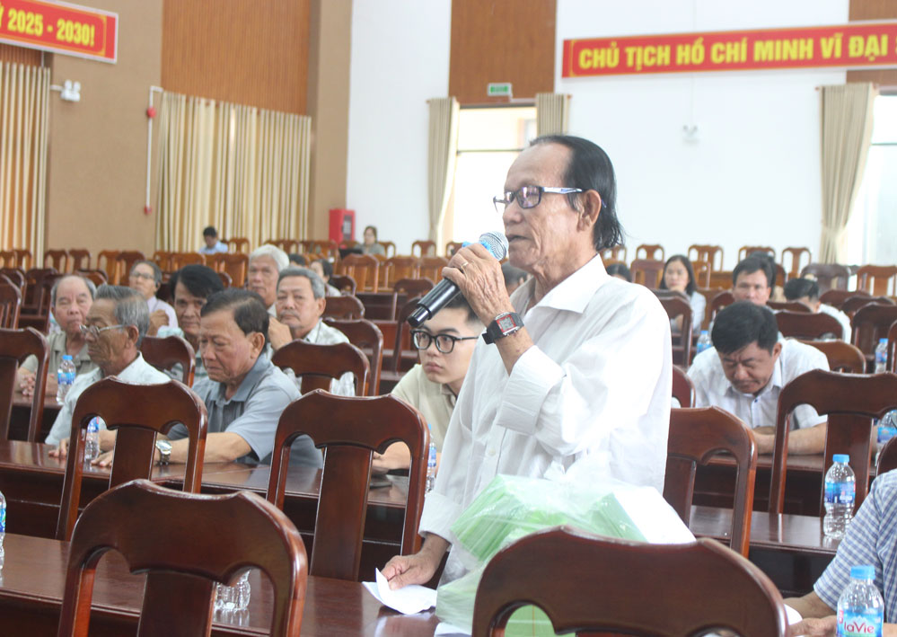 Cử tri xã Tân Quới phát biểu ý kiến tại hội nghị.