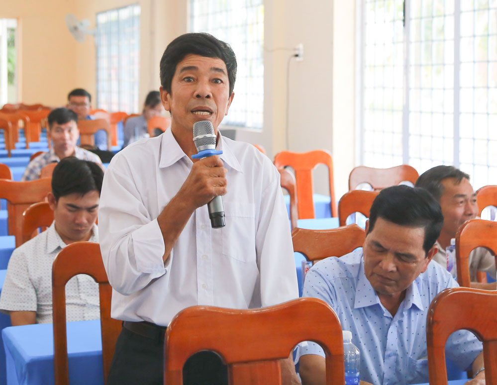 Cử tri xã Hòa Bình nêu ý kiến tại buổi tiếp xúc với các ứng cử viên ĐBQH.
