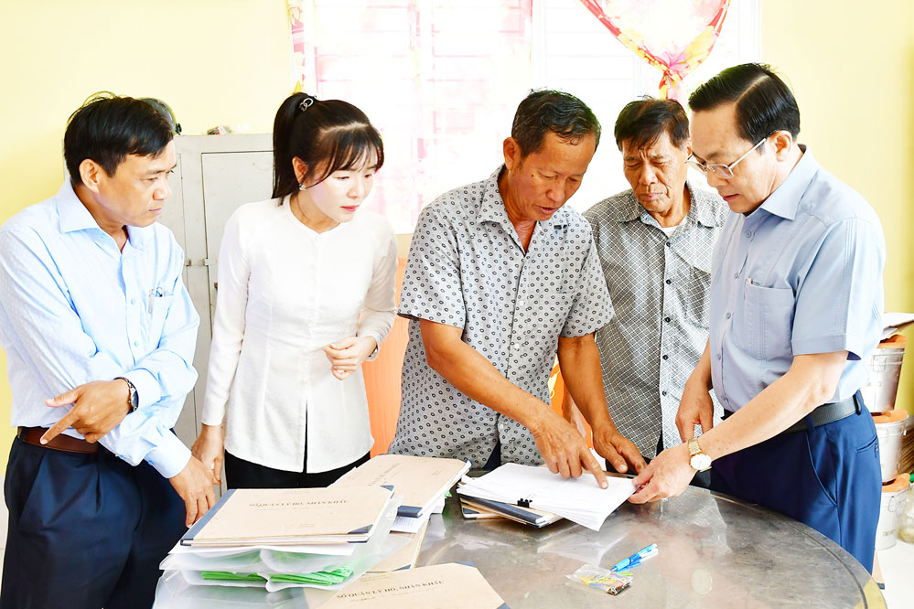 Đồng chí Lâm Minh Đằng, Phó Bí thư Tỉnh ủy Vĩnh Long (bìa phải), kiểm tra công tác chuẩn bị bầu cử tại xã Long Vĩnh.