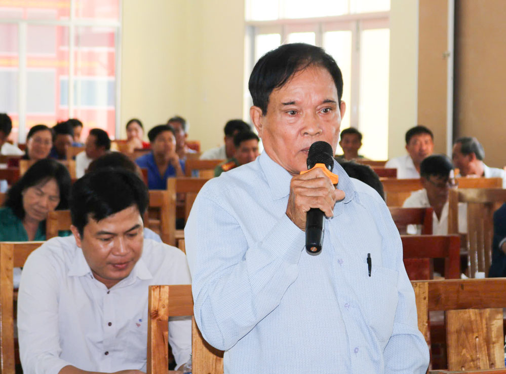 Cử tri xã Thạnh Hải phát biểu ý kiến tại hội nghị.