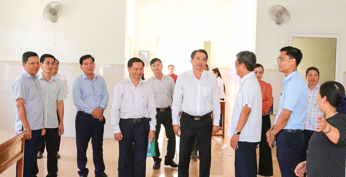 Đoàn kiểm tra thực tế tại khu vực bỏ phiếu của phường Trà Vinh.