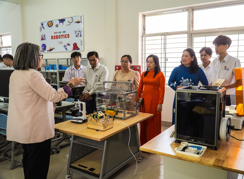  Lãnh đạo và đại biểu tham quan phòng học STEM tại Trường THPT Chuyên Bến Tre.