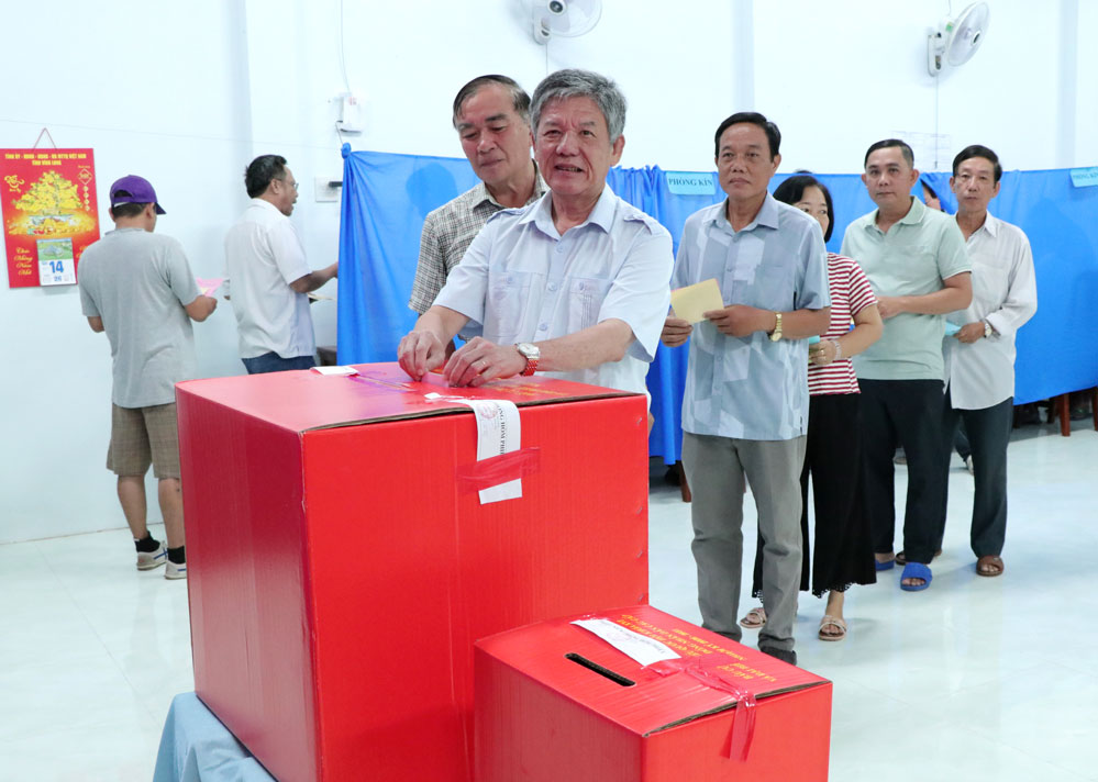 Bí thư Tỉnh ủy Đồng Tháp- Ngô Chí Cường thực hiện quyền công dân, bỏ phiếu bầu đại biểu Quốc hội khóa XVI và đại biểu HĐND các cấp, nhiệm kỳ 2026 - 2031.