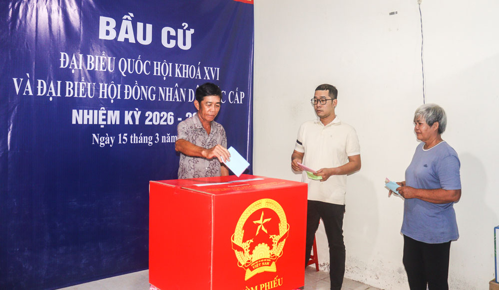 Cử tri tham gia bỏ phiếu. Ảnh: CẨM HUỆ