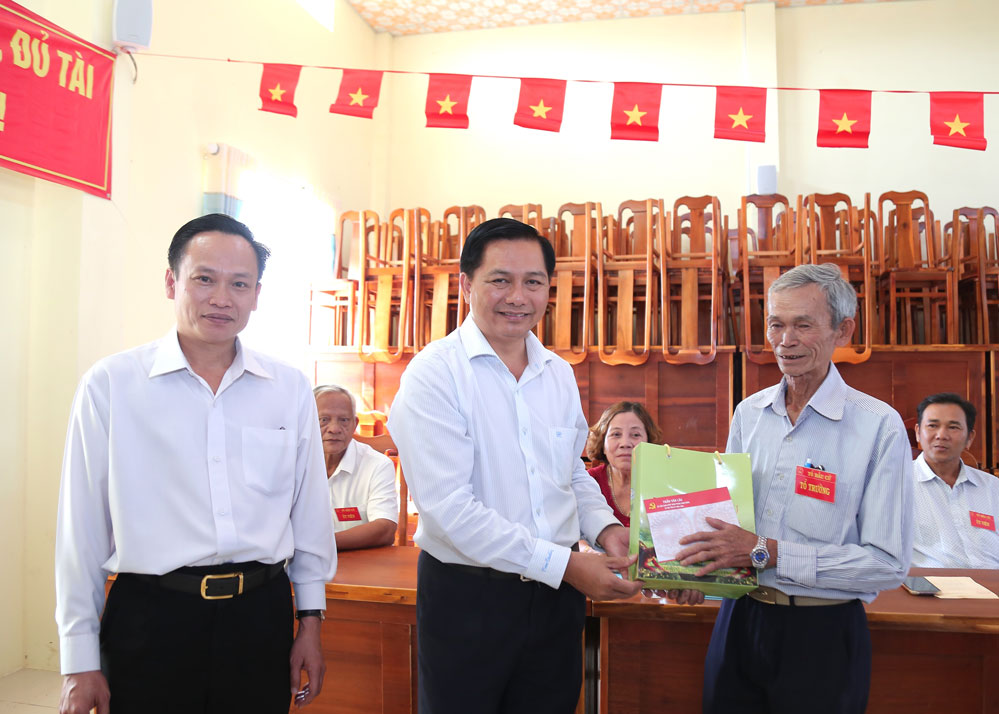 Đồng chí Trần Văn Lâu tặng quà cho Tổ bầu cử số 16 của xã Châu Thành.