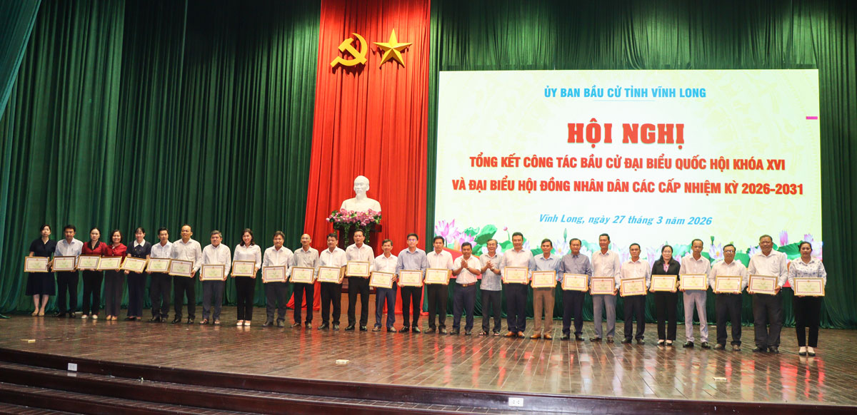 Đồng chí Kim Rương - Ủy viên Ban Thường vụ Tỉnh vụ ủy, Phó Chủ tịch HĐND tỉnh và đồng chí Lê Thanh Bình - Ủy viên Ban Thường vụ Tỉnh ủy, Phó Chủ tịch Ủy ban MTTQ Việt Nam tỉnh trao bằng khen UBND tỉnh cho các tập thể có thành tích tiêu biểu, xuất sắc trong công tác bầu cử đại biểu Quốc hội khóa XVI và đại biểu HĐND các cấp nhiệm kỳ 2026-2031.