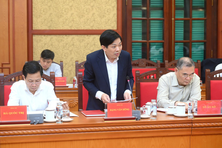 Đồng chí Đặng Văn Dũng, Ủy viên Trung ương Đảng, Phó Trưởng Ban Nội chính Trung ương trình bày báo cáo tại cuộc họp. (Ảnh: ĐĂNG KHOA)
