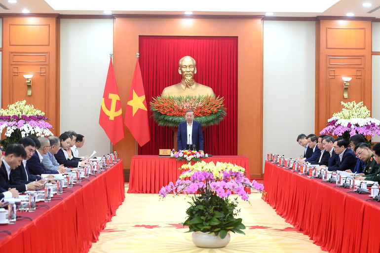 Tổng Bí thư Tô Lâm chủ trì làm việc với các Tổ Biên tập về tổng kết 100 năm Đảng lãnh đạo cách mạng Việt Nam và 40 năm thực hiện Cương lĩnh xây dựng đất nước trong thời kỳ quá độ lên Chủ nghĩa xã hội. (Ảnh: ĐĂNG KHOA)
