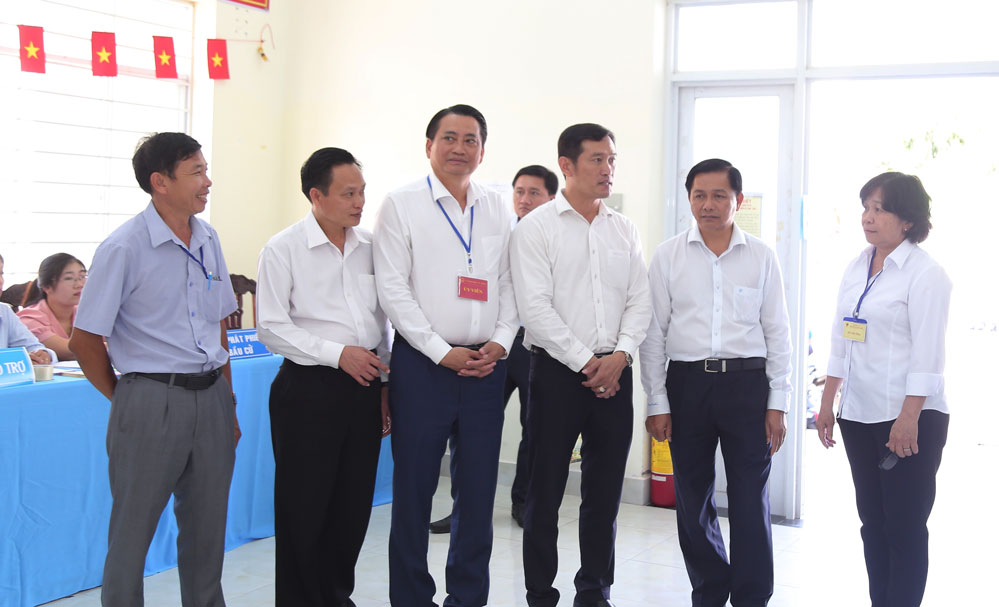  Kiểm tra công tác bầu cử tại Tổ bầu cử số 4 của phường Long Đức.