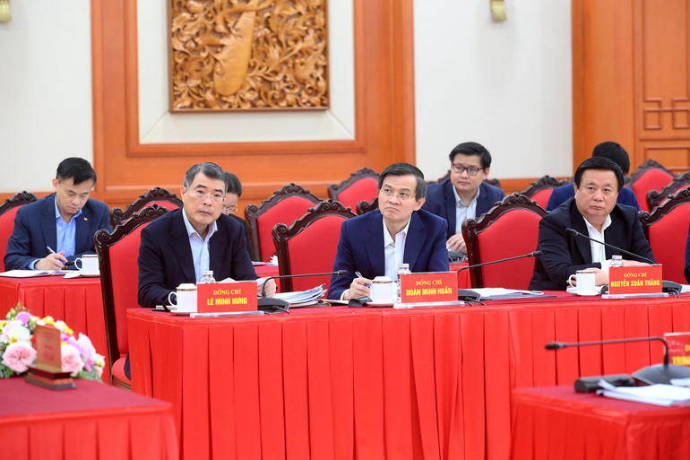 Các đồng chí lãnh đạo và các đại biểu tham dự cuộc làm việc. (Ảnh: ĐĂNG KHOA)
