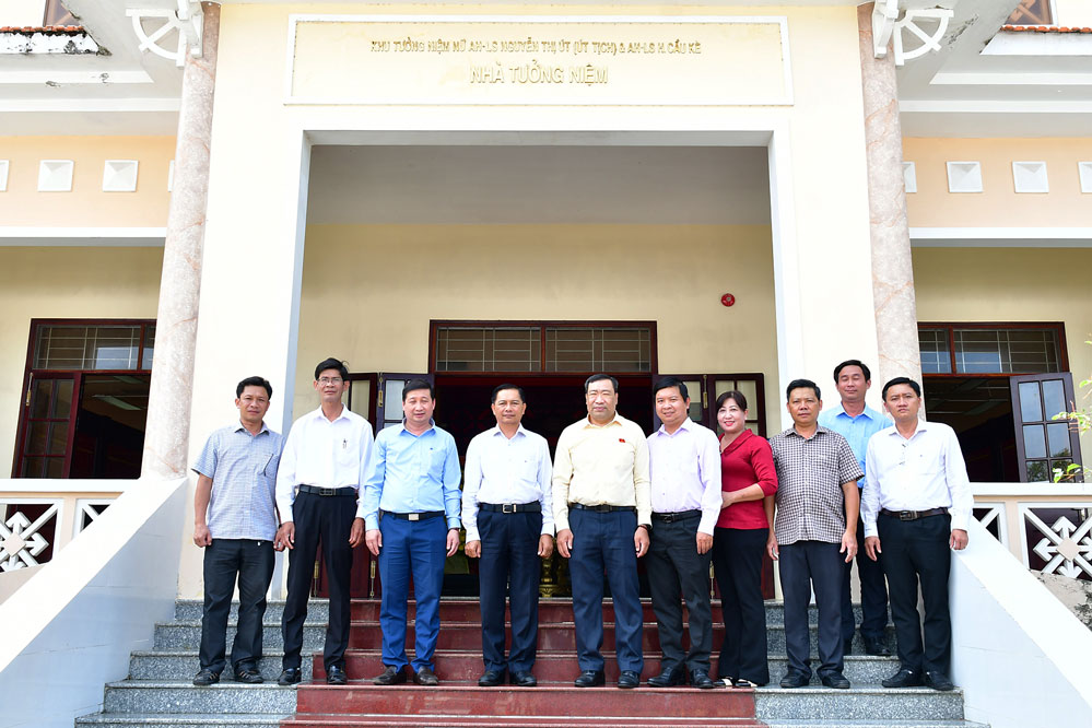 Bí thư Tỉnh ủy- Trần Văn Lâu các các thành viên trong đoàn chụp ảnh lưu niệm tại Khu tưởng niệm nữ Anh hùng Nguyễn Thị Út.