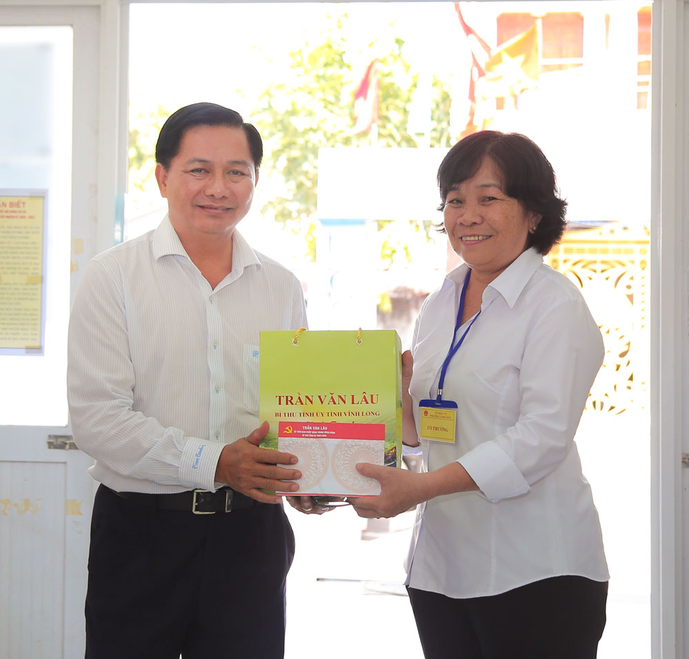 Đồng chí Trần Văn Lâu tặng qua cho đại diện Tổ bầu cử số 4 của phường Long Đức.