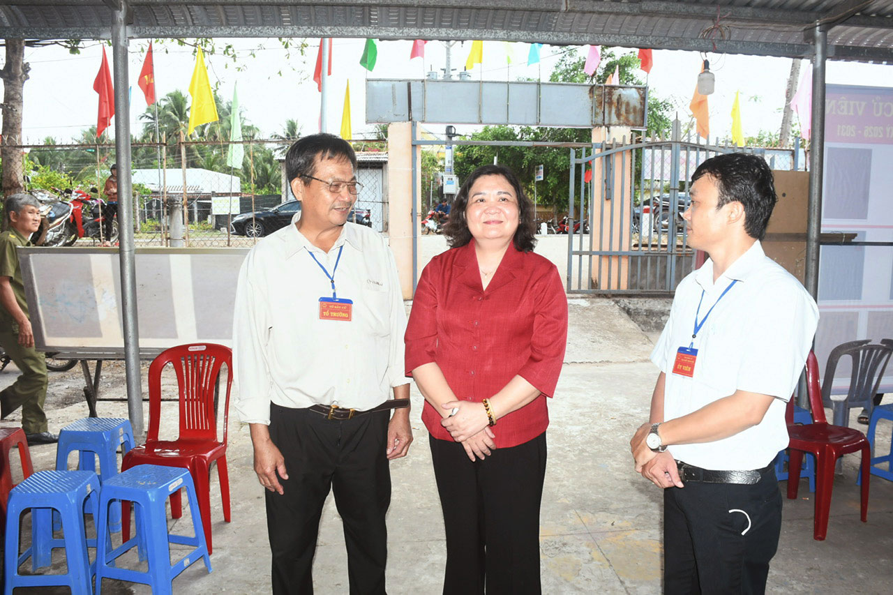 Đồng chí Hồ Thị Hoàng Yến kiểm tra khu vực bỏ phiếu số 17, ấp Cái Tắc, xã Hưng Khánh Trung.