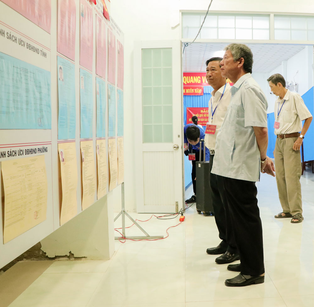 Bí thư Tỉnh ủy Đồng Tháp- Ngô Chí Cường xem danh sách ứng cử viên trước khi bỏ phiếu bầu cử.

