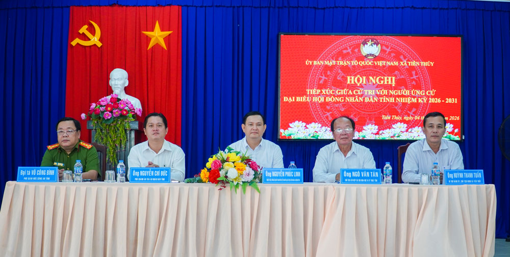 Các ứng cử viên đơn vị bầu cử số 16 tiếp xúc cử tri xã Tiên Thủy. Ảnh: Ph. Hân.