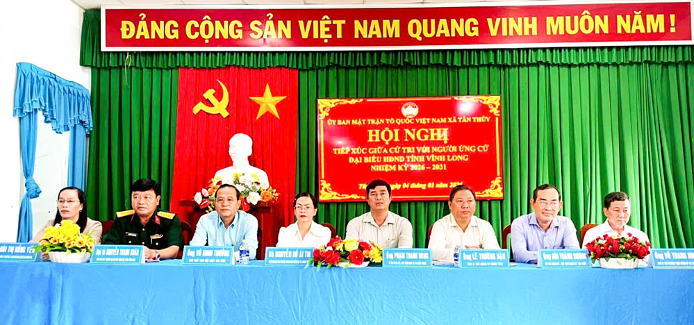 Các ứng cử viên đơn vị bầu cử số 21 tiếp xúc cử tri xã Tân Thủy. Ảnh: D. Tân.