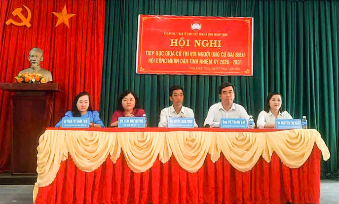 Các ứng cử viên đơn vị bầu cử số 18 tiếp xúc cử tri xã Hưng Khánh Trung. Ảnh: L. Linh.