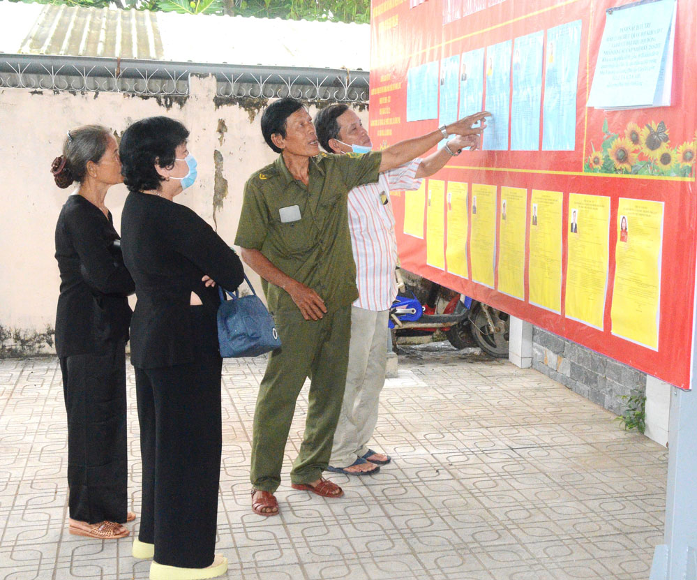 Cử tri xã Lương Phú xem tiểu sử các ứng cử viên niêm yết tại hội trường UBND xã. Ảnh: Tr. Quốc.