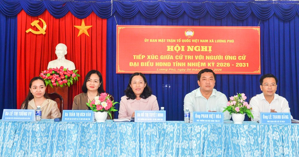 Các ứng cử viên đơn vị bầu cử số 22 tiếp xúc cử tri xã Lương Phú. Ảnh: Tr. Quốc.