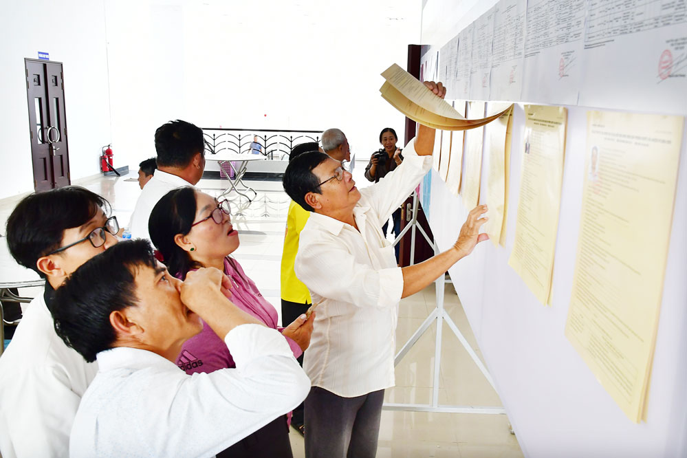 Cử tri phường Nguyệt Hóa tìm hiểu tiểu sử các ứng cử viên đại biểu Quốc hội khóa XVI.