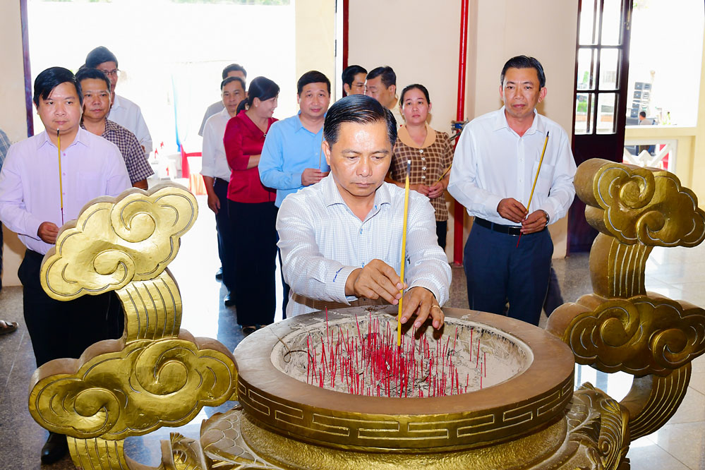 Bí thư Tỉnh ủy- Trần Văn Lâu thắp hương nữ Anh hùng Nguyễn Thị Út và các Anh hùng liệt sĩ.