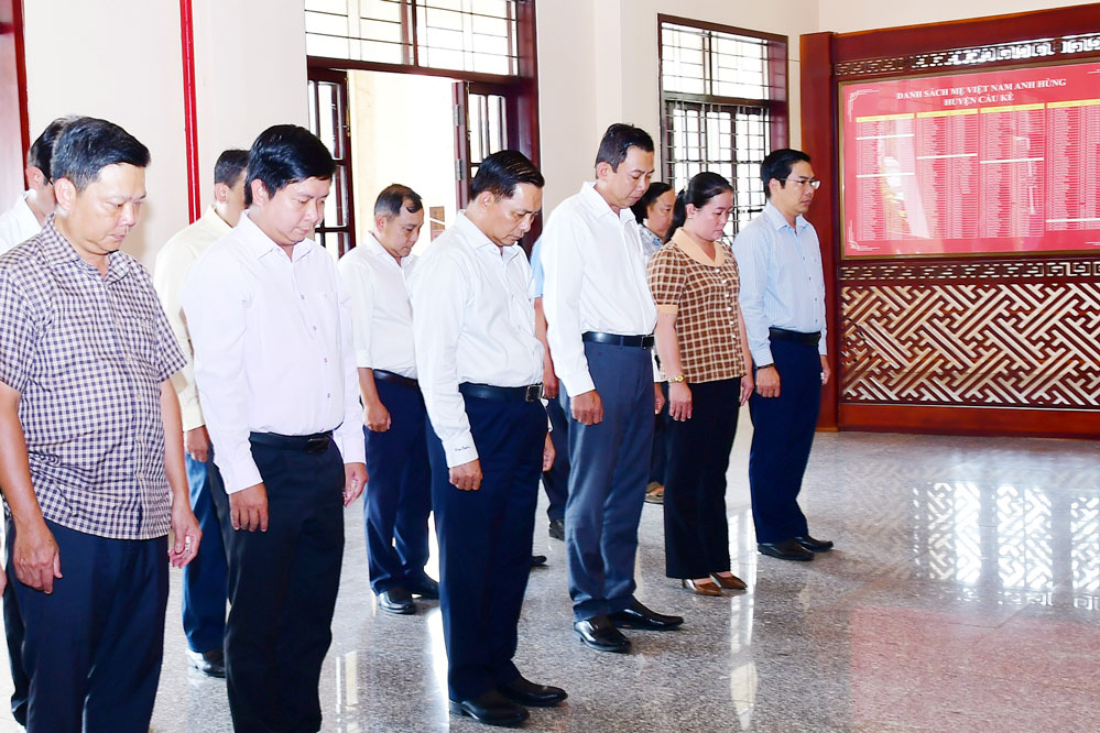 Đồng chí Trần Văn Lâu- Bí thư Tỉnh ủy và các thành viên trong đoàn dành phút mặc niệm để tưởng nhớ nữ Anh hùng Nguyễn Thị Út và các Anh hùng liệt sĩ.