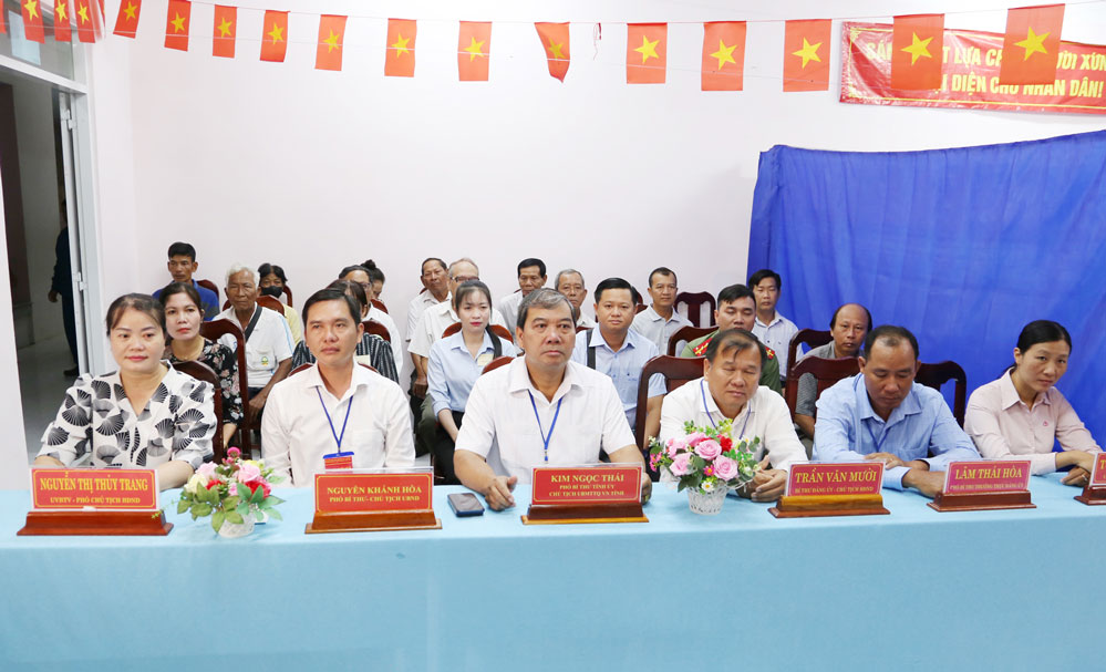 Phó Bí thư Tỉnh ủy- Kim Ngọc Thái (hàng trên, thứ 3 từ trái sang) dự khai mạc bầu cử tại đơn vị bầu cử số 3, khu vực bỏ phiếu số 5, ấp Long Trường, xã Long Hiệp.