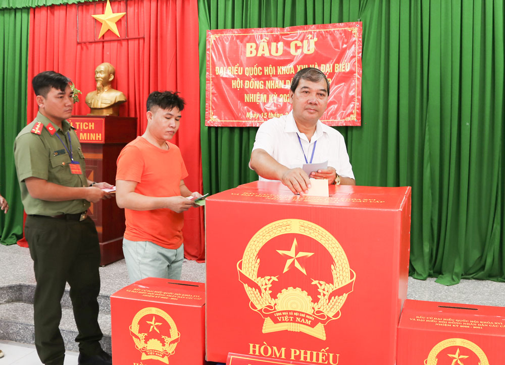 Phó Bí thư Tỉnh ủy- Kim Ngọc Thái bỏ phiếu bầu cử.