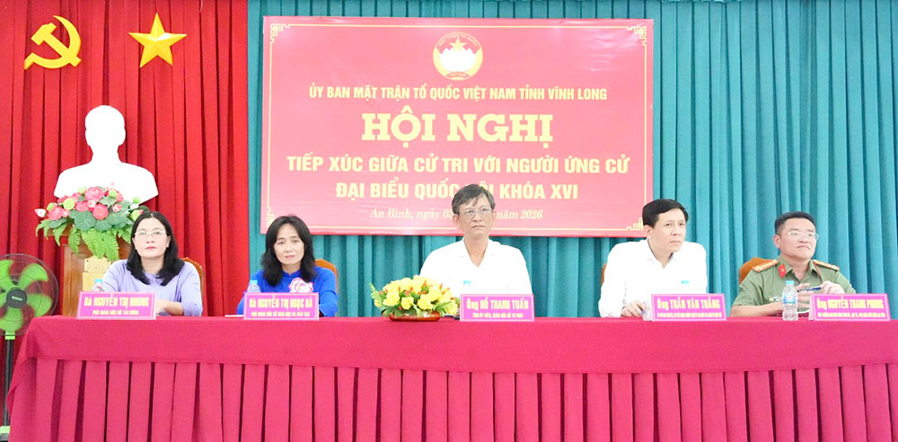 Các ứng cử viên đơn vị bầu cử số 1 tiếp xúc cử tri xã An Bình.