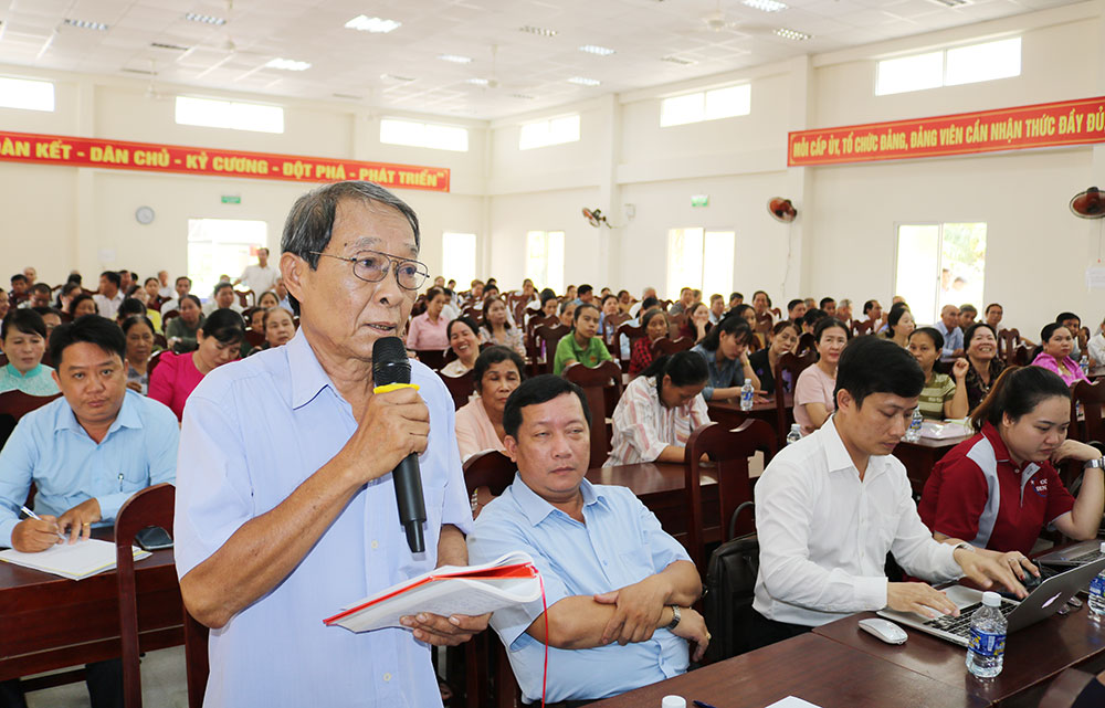 Cử tri xã An Định tham gia phát biểu tại hội nghị.