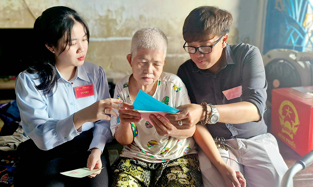 Hỗ trợ cho cử tri có hoàn cảnh đặc biệt khó khăn tại Khu phố 7, phường An Hội, tỉnh Vĩnh Long.