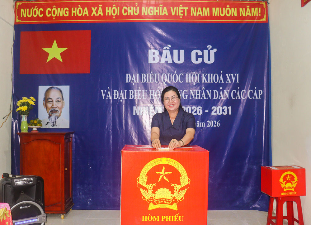 Đồng chí Nguyễn Thị Minh Trang- Ủy viên Ban Thường vụ Tỉnh ủy, Trưởng Ban Tuyên giáo và Dân vận Tỉnh ủy bỏ phiếu bầu cử.