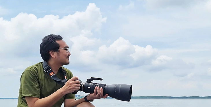 Anh Vũ Long trong một chuyến ra khơi nghiên cứu thú biển - Ảnh: NVCC

