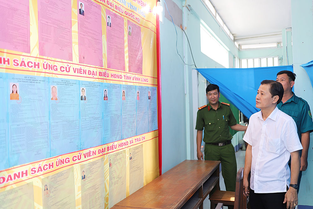 Ông Nguyễn Hoàng Minh- Bí thư Đảng ủy, Chủ tịch HĐND xã Trà Ôn kiểm tra các tổ bầu cử.