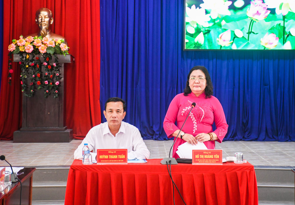 Đồng chí Hồ Thị Hoàng Yến - Ủy viên Ban Chấp hành Trung ương Đảng, Phó Bí thư Thường trực Tỉnh ủy làm việc với Ban Thường vụ Đảng ủy xã Tiên Thủy.